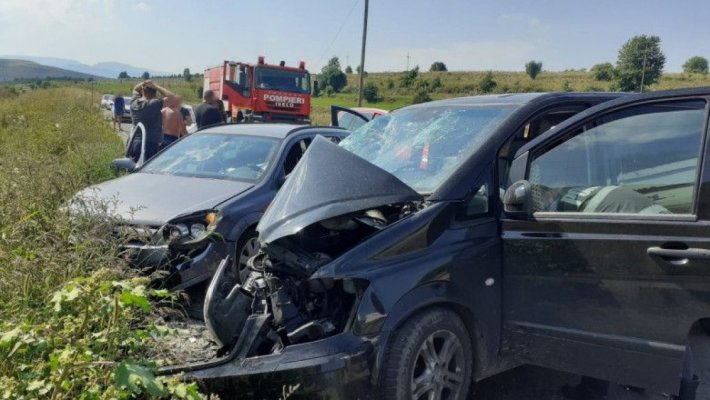 Accident cu un TIR, un microbuz și o mașină