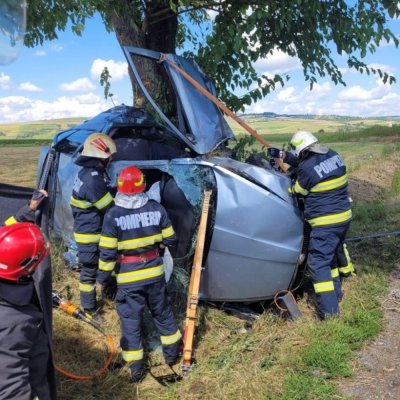 Mașină 'încolăcită' în jurul unui copac: accident cu 1 mort și 3 răniți
