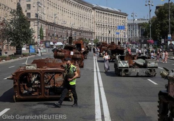 Ucraina aliniază în centrul Kievului tancuri ruse distruse, înaintea Zilei Independenţei