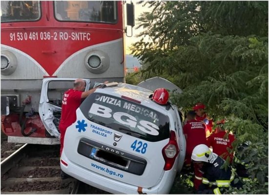 O ambulanţă privată a fost spulberată de un tren
