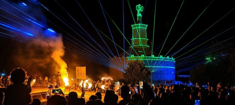 Spectacol electrizant cu lasere, lumini și foc la Tropaeum Traiani