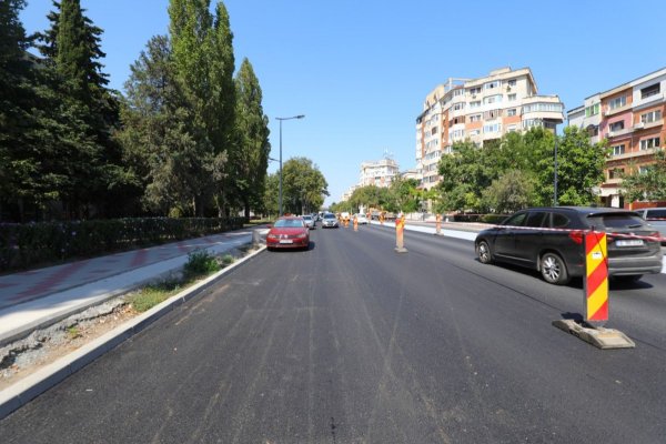 Continuă lucrările de asfaltare a carosabilului pe bulevardul Alexandru Lăpușneanu, între Trocadero și Casa de Cultură