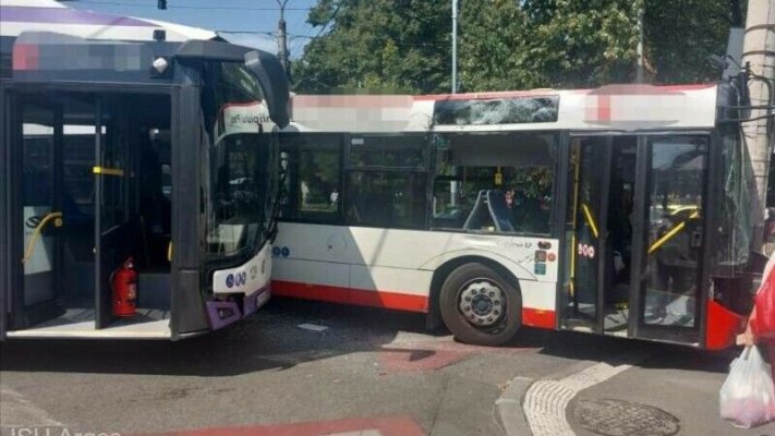Două autobuze de transport public, implicate într-un accident. Ambii șoferi au ajuns la spital 