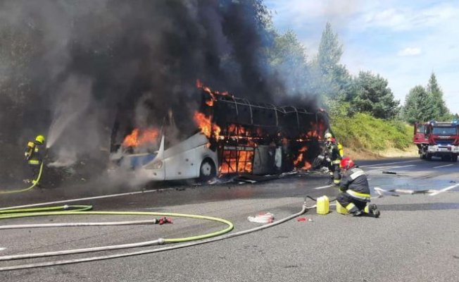Un autocar cu 60 de români şi moldoveni a luat foc pe autostrada de centură a Vienei. Video