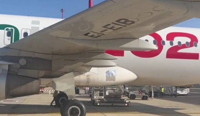 Imagini incredibile cu un avion reparat cu scotch. Compania spune că respectă normele