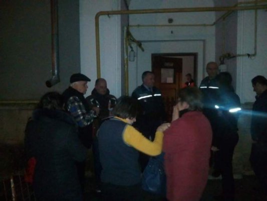 Pentru că nu l-au lăsat să se urce beat mangă la volan, un tânăr beat a amenințat polițiștii 