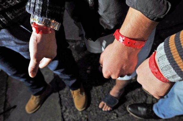 Guvernul britanic vrea să monitorizeze migranții cu brățări electronice 