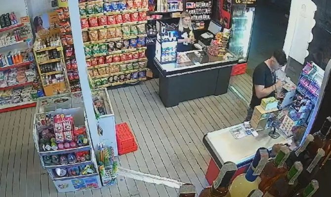  DJ-ul din discoteca Tineretului, prins la furat într-un magazin din Costinești. Video