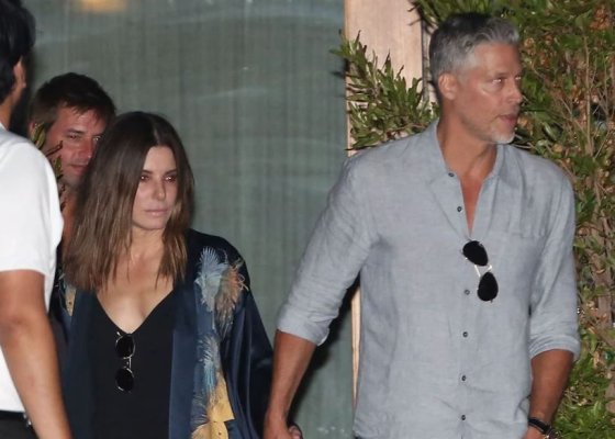 Sandra Bullock vrea să se împace cu fostul iubit: „Speră la un miracol”