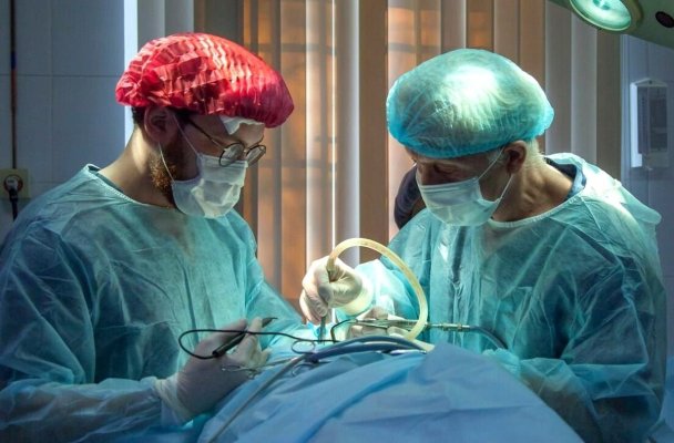 Bebeluş de 10 zile, cu o o boală extrem de rară, salvat printr-o embolizare cerebrală la SCJU Târgu Mureș