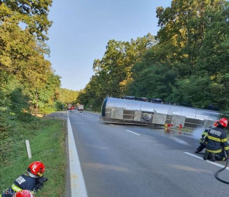 Accident pe DN 7 - o cisternă încărcată cu etanol s-a răsturnat