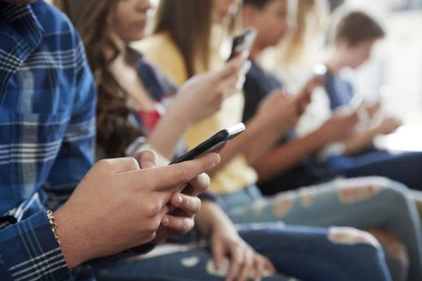 Oamenii de știință trag un semnal de alarmă: dependența de social media se tratează cu terapie