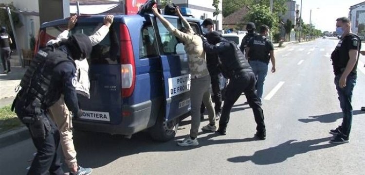 Țeapă! Doi dealeri au vândut 1 kg de cannabis unui agent sub acoperire! 
