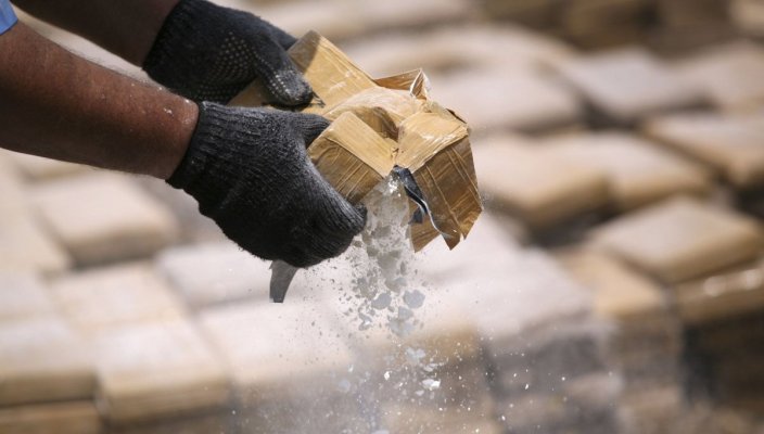 Trei bărbați care vindeau droguri elevilor, trimiși în judecată