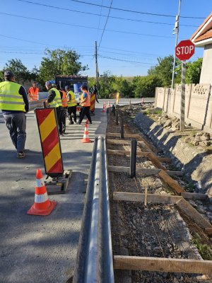 Se continuă lucrările pe drumurile din județ