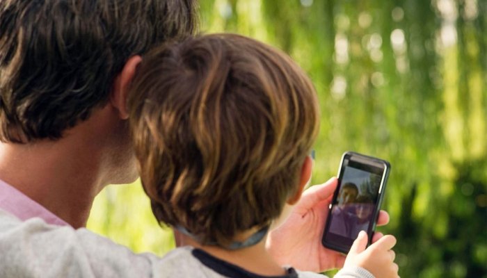 O țară din UE pregăteşte restricţii pentru părinţii care postează des fotografii cu copiii lor