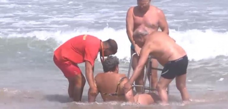 Iresponsabilă! O femeie a intrat în apă cu cadrul ajutător și a fost la un pas să se înece . Video