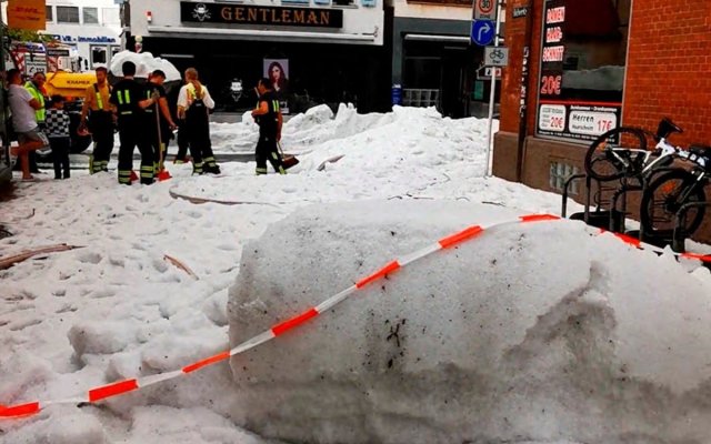 Furia naturii s-a dezlănţuit în Germania, grindina uriaşă a distrus un oraş, iar în Italia a nins în mijlocul verii