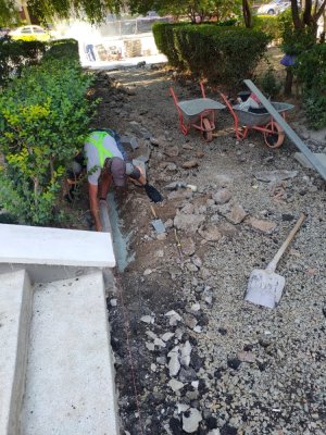 Se lucrează la aleile de acces între strada Nicolae Iorga și strada Poporului și la jardiniere în zona Trocadero