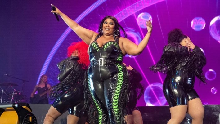 Alte dansatoare o acuză pe cântăreaţa americană Lizzo de rele tratamente