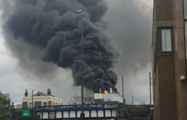Incendiu uriaș în Londra: 100 de pompieri se află la fața locului. Video