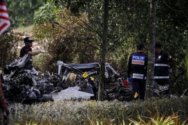 Zece morţi în urma prăbuşirii unui avion pe o şosea din centrul Malaeziei