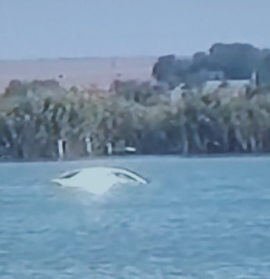 O mașină a plonjat în lacul Corbu, după ce șoferul a uitat să tragă frâna de mână