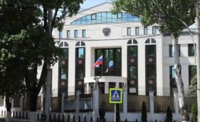 Atentat?! O mașină a izbit în plin poarta Ambasadei Rusiei din Chișinău, iar apoi a izbit alte două mașini
