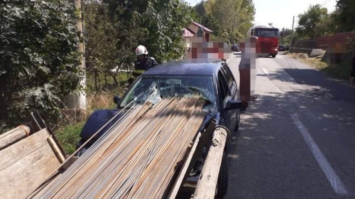 La un pas să fie decapitat și sfârtecat de zeci de bare de metal în propria mașină