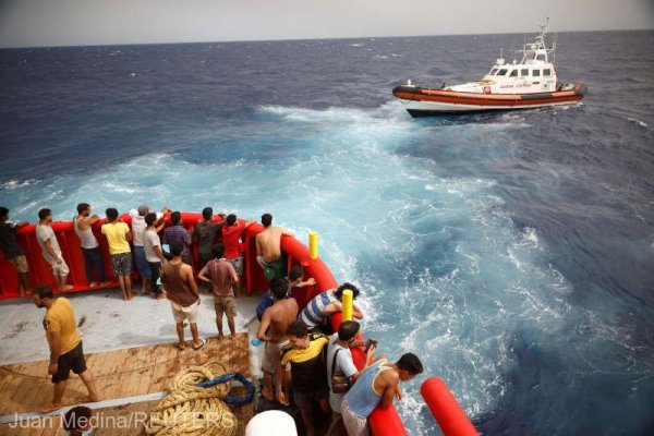 Circa o mie de migranţi au debarcat în 24 de ore pe insula italiană Lampedusa