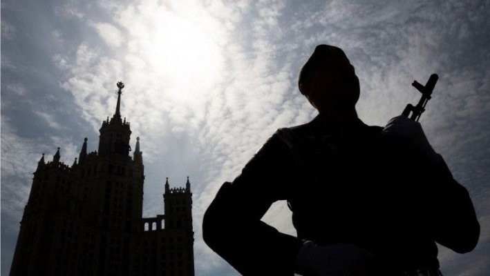 Rusia: Un deţinut condamnat pentru uciderea partenerei a fost graţiat după ce a luptat în Ucraina
