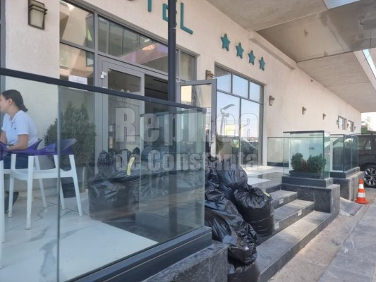 La hotelul lui Chiparu din Eforie Nord, te întâmpină gunoiul de la intrare! Video