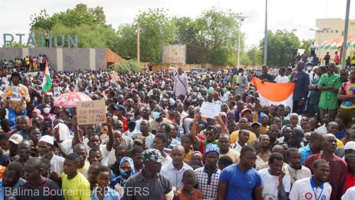 Niger: Mii de susţinători ai regimului militar s-au adunat în apropierea bazei franceze de la Niamey