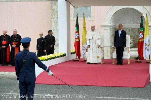 Papa Francisc a fost primit la Lisabona de preşedintele Portugaliei