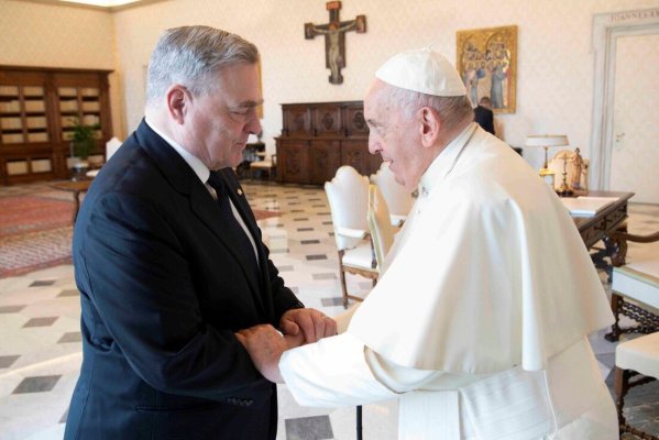 Papa Francisc a discutat despre război şi pace în Ucraina cu generalul american Mark Milley