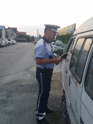 Un șofer a fost prins în trafic cu un permis de conducere fals, cumpărat de pe internet