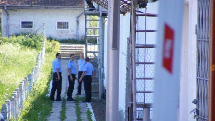 Polițiștii de la Penitenciarul Poarta Albă refuză să intre la muncă. Deținuții, păziți de secretare