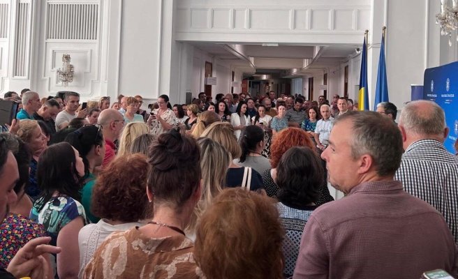 Milioane de români ar putea să nu îşi primească salariile înainte de minivacanţa de Sf. Maria