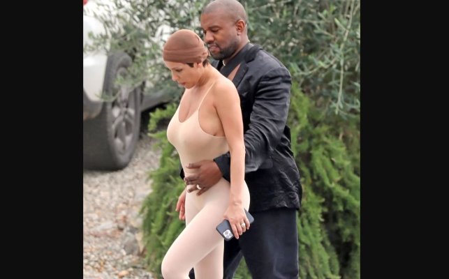 Italienii vor să o amendeze pe „soția” lui Kanye West. Bianca Censori, aproape goală pe stradă