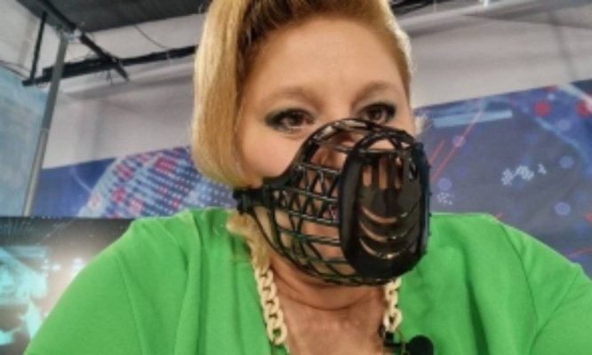 Diana Șoșoacă și-a pus botniță la Realitatea TV ca 'protest împotriva cenzurii'