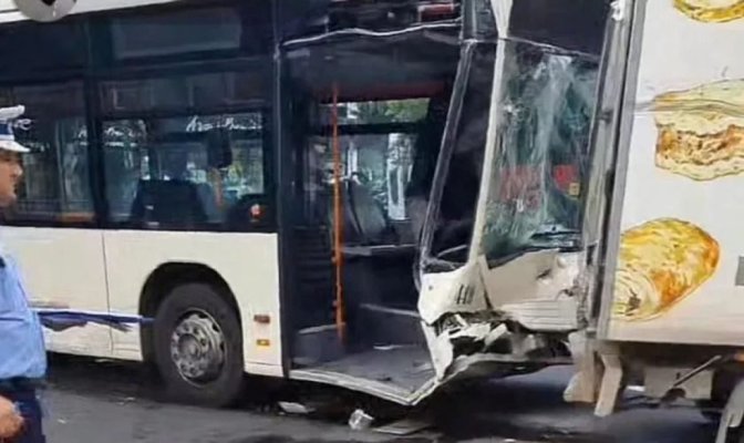Accident grav în Capitală: autobuz al STB a intrat în plin într-o autoutilitară