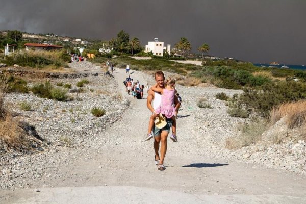 Guvernul grec oferă câte o săptămână gratuită de vacanţă turiştilor evacuaţi din cauza incendiilor de vegetaţie