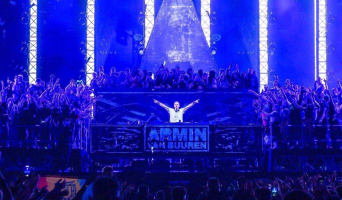 UNTOLD: Show total la Armin Van Buuren: 200 de fani au urcat cu DJ-ul pe mainstage
