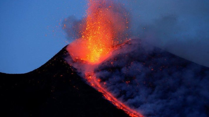 Vulcanul Etna a erupt. Aeroportul din Catania a fost închis