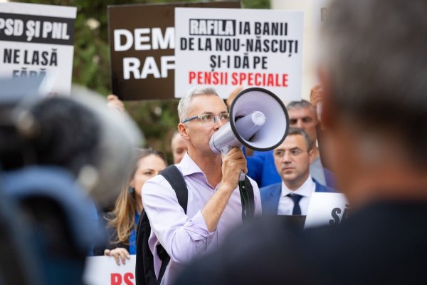 Stelian Ion a fost amendat, după protestul spontan care a avut loc la Ministerul Sănătății
