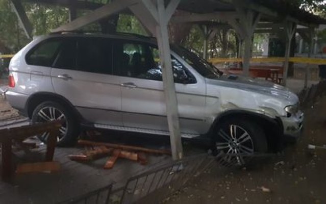 Un șofer a intrat cu mașina într-un foișor cu mese de șah din Sectorului 6