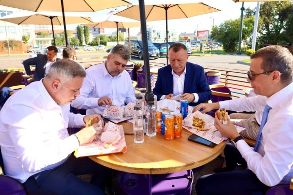 Marcel Ciolacu, la un burger alături de alți colegi din partid!