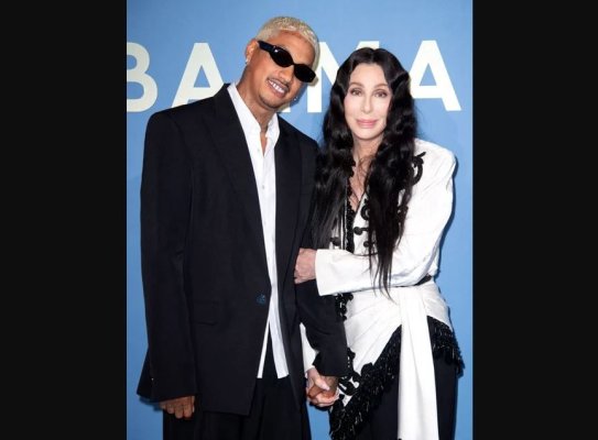 Cher, de mână cu iubitul mai tânăr cu 40 de ani! L-a „păzit” la un eveniment
