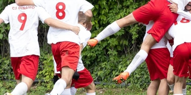 Un sportiv CS Dinamo și-a înjunghiat un coleg cu foarfeca în spate: 'Au lipsit vreo 2 milimetri până la plămâni'