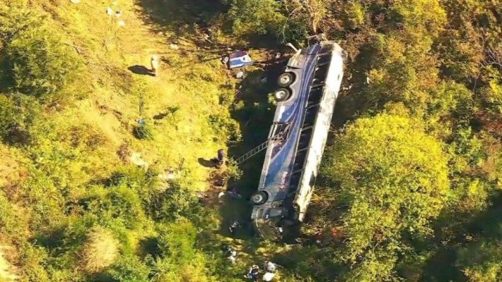 Un autobuz plin cu liceeni s-a răsturnat într-o râpă, în New York. Cel puțin un mort și 46 de răniți